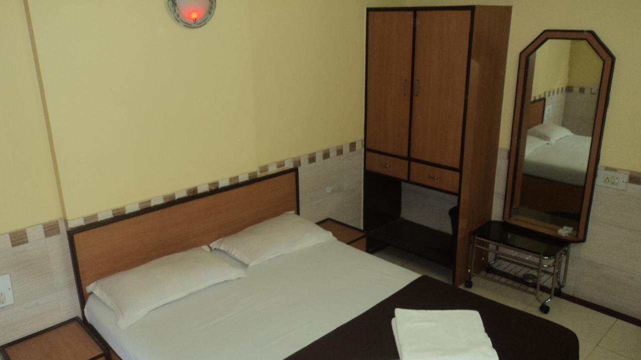 Girija Payyade Hotel Kalyān Exterior foto